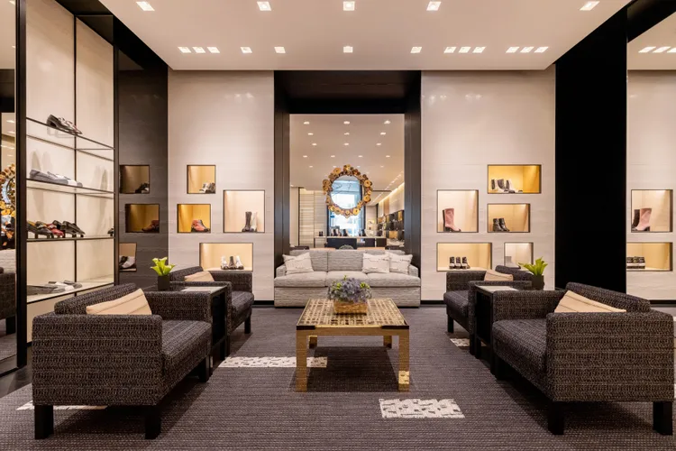 由Goossens金銀工坊所打造的鍍金銅鏡，為賣店內增添藝術奢華氛圍。品牌提供