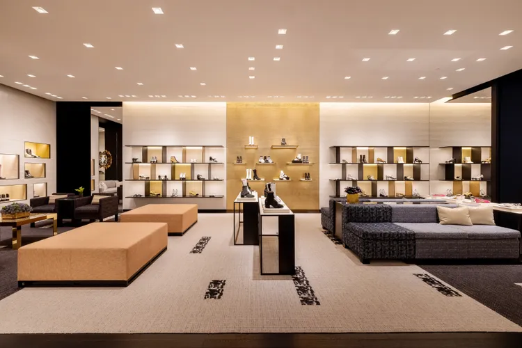 店面整體設計依舊由與品牌長期合作的紐約知名建築師Peter Marino捉刀，引入創辦人香奈兒女士鍾情的白、黑及米色為主調。品牌提供