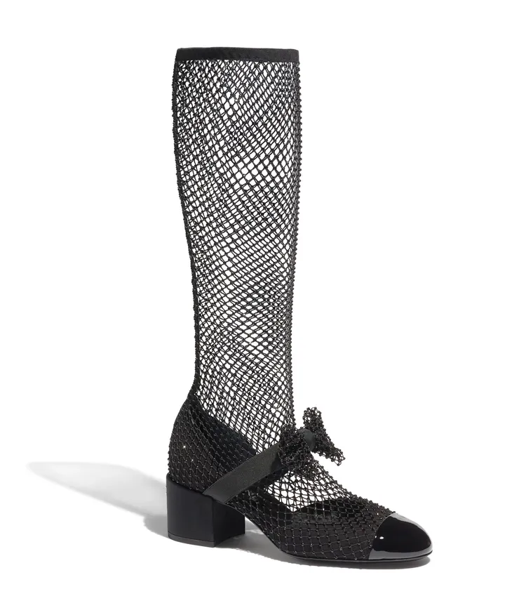 黑色水晶鑲飾蝴蝶結長筒網狀襪靴，10萬6500元。品牌提供