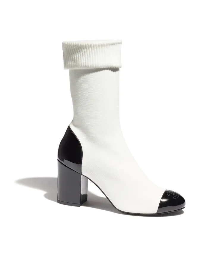 白色彈性布料拼接漆皮中筒襪靴，4萬8100元。品牌提供