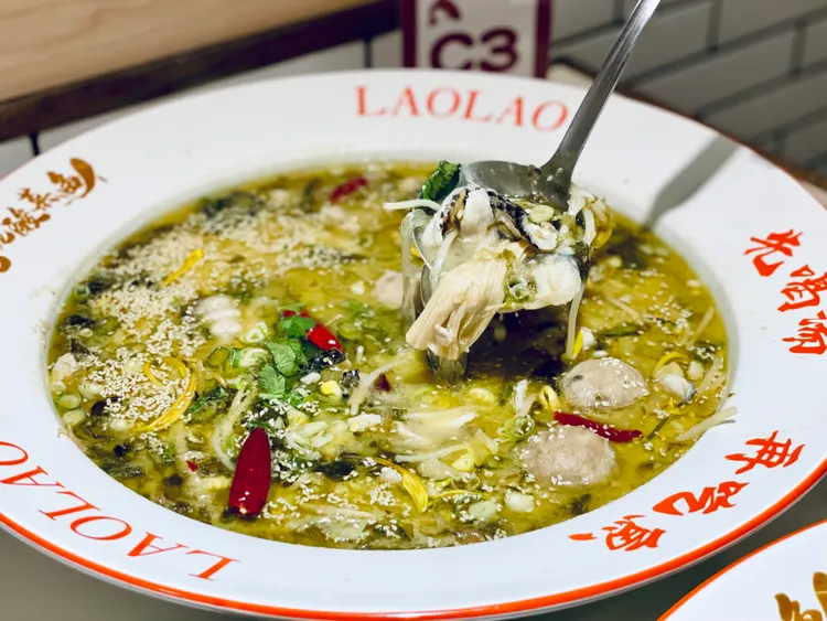 招牌酸菜魚嚴選產地直送新鮮大白菜，醃製過程中除了鹽以外，沒有使用任何添加物，酸度溫和還能感受大白菜回甘鮮甜。曾仲葳攝