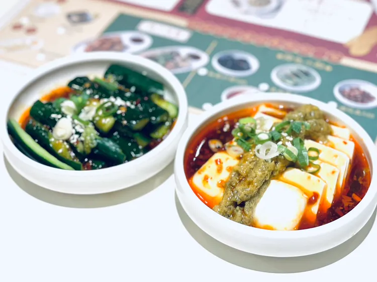 姥姥酸菜魚特色小菜皮蛋豆腐。曾仲葳攝