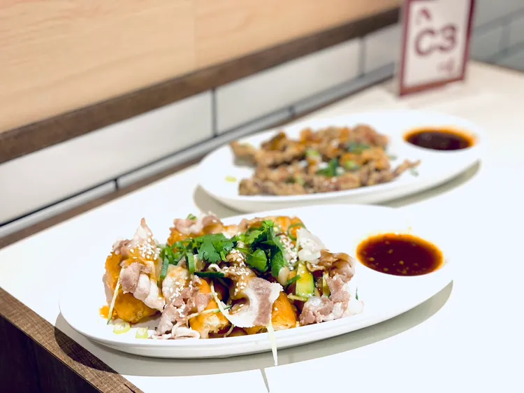 姥姥酸菜魚招牌小菜椒麻小酥肉與蓬萊蒜肉。曾仲葳攝