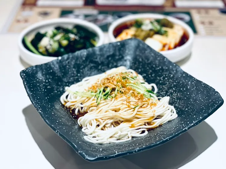 姥姥乾麵，淋上多種辣椒、辛香料煉製的辣油，Q彈鹹香超唰嘴。曾仲葳攝