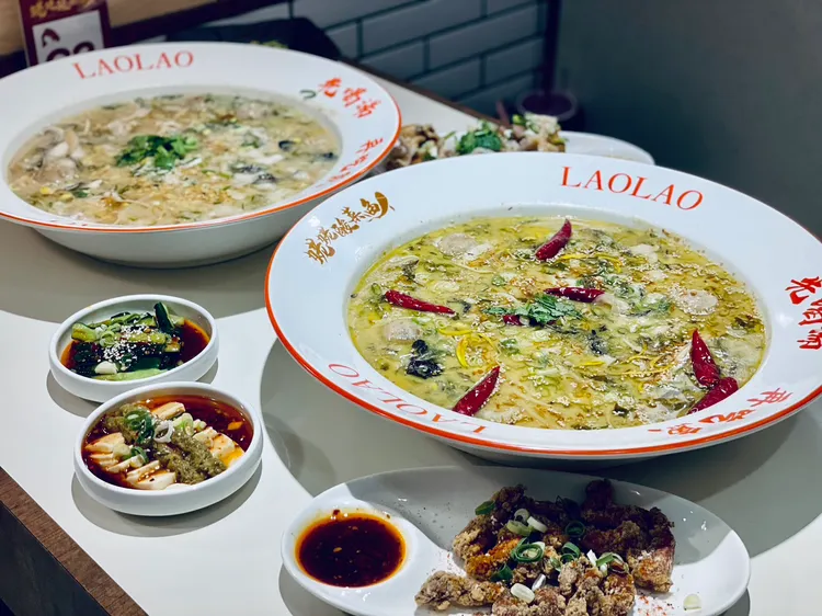 姥姥酸菜魚片選用營養價值高、肉質細嫩的烏鱧魚，不敢吃辣的饕客則可選擇姥姥獨創白湯酸菜魚。曾仲葳攝