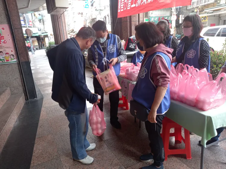 完成捐血的民眾領取雞蛋和白米。勞工局提供