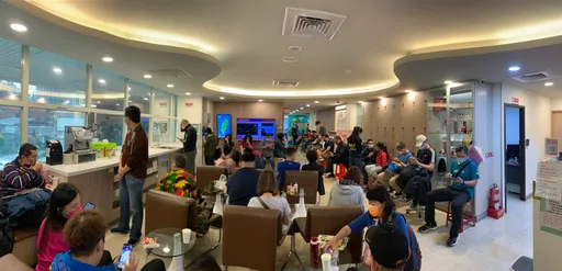 新北職總發起捐血送雞蛋 民眾擠爆!等4小時才捐到血