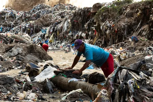 震撼畫面!人們踩毒水撿拾廢五金 這條河每年承載2萬噸垃圾