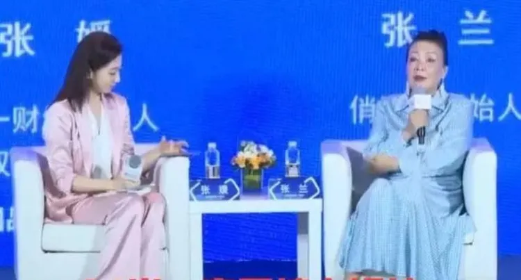 張蘭（右）談對愛情的憧憬，美女主持人卻在玩手機，完全沒反應。翻攝微博