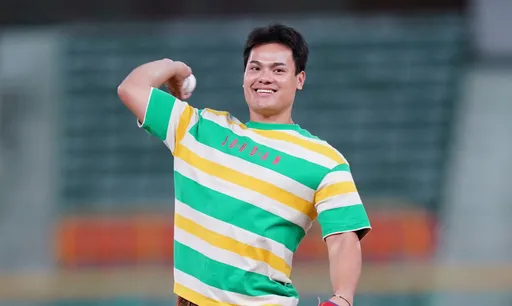 張育成「敬禮」開球！赴美前再謝球迷　今年經典賽「一輩子都忘不了」