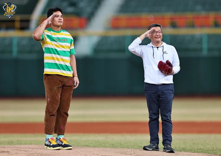 張育成今在高雄敬禮開球。  中信兄弟提供