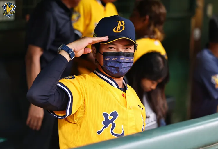 連中信兄弟總教練林威助也對張育成敬禮。  中信兄弟提供