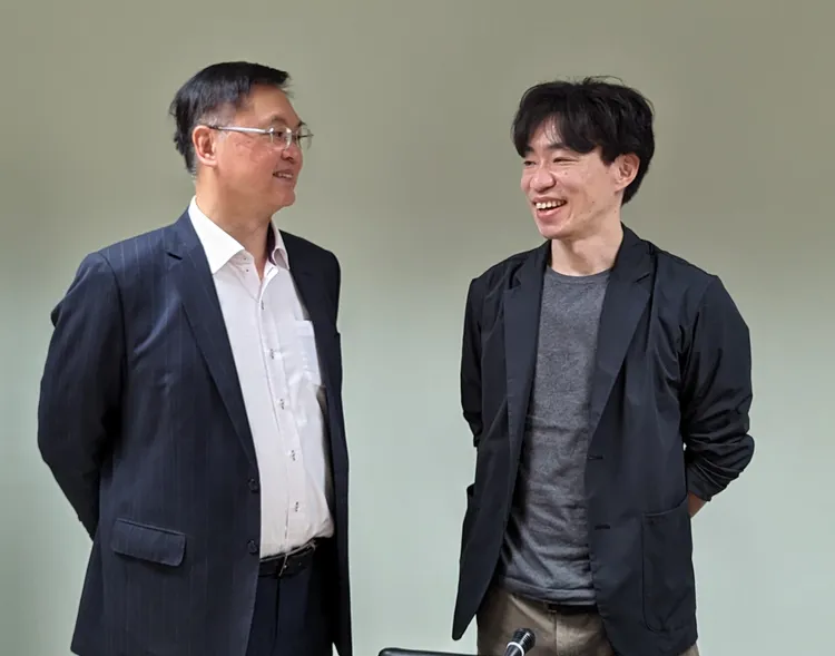 高雄副市長羅達生（左）感謝台灣無印良品岩崎雄史副總經理看好高雄。讀者提供