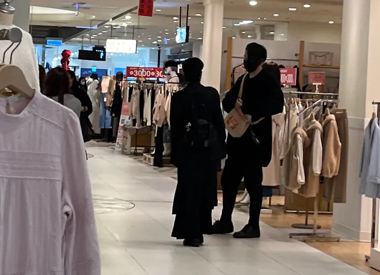 陳珊妮與男性友人都穿了一身黑色系。讀者提供