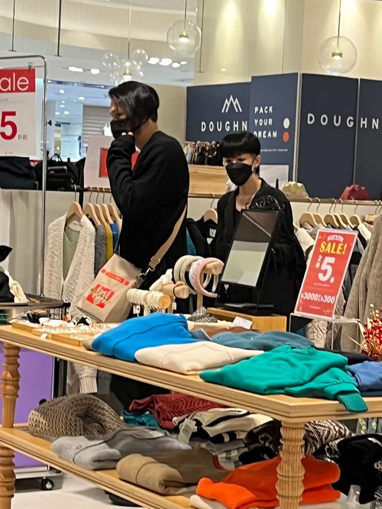 陳珊妮（右）與男性友人逛街。讀者提供