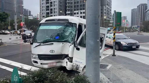 遊覽車緩偏撞對向車道電桿 司機昏迷癱坐駕駛座!疑身體不適釀禍