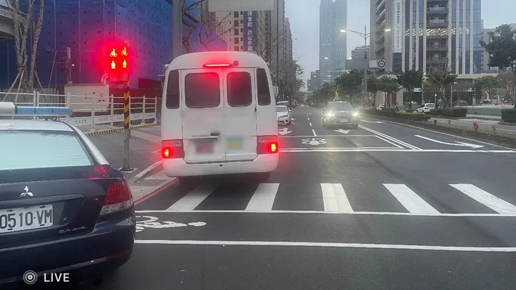 遊覽車失控撞上對向路旁電線杆及分隔島。新莊警分局提供