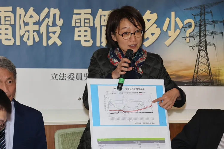 吳怡玎指出，歷年來最平穩的就是核電發電成本、 波動最大是火力發電。彭欣偉攝