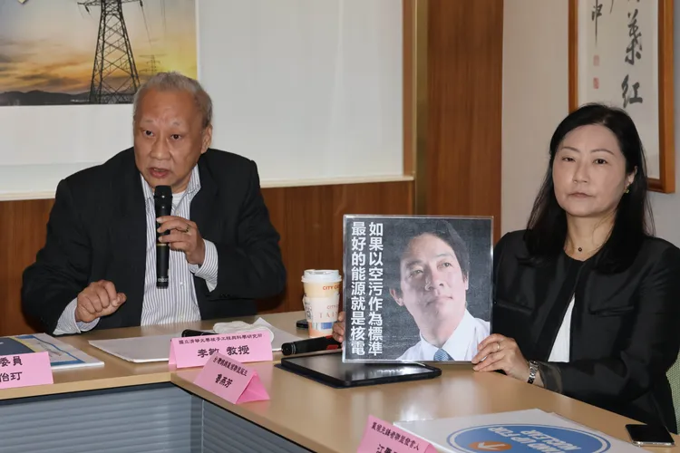 台灣媽媽氣候聯盟版主書燕芳（右）指出，副總統賴清德在任行政院長時也說過「核能就是最好的能源」。彭欣偉攝