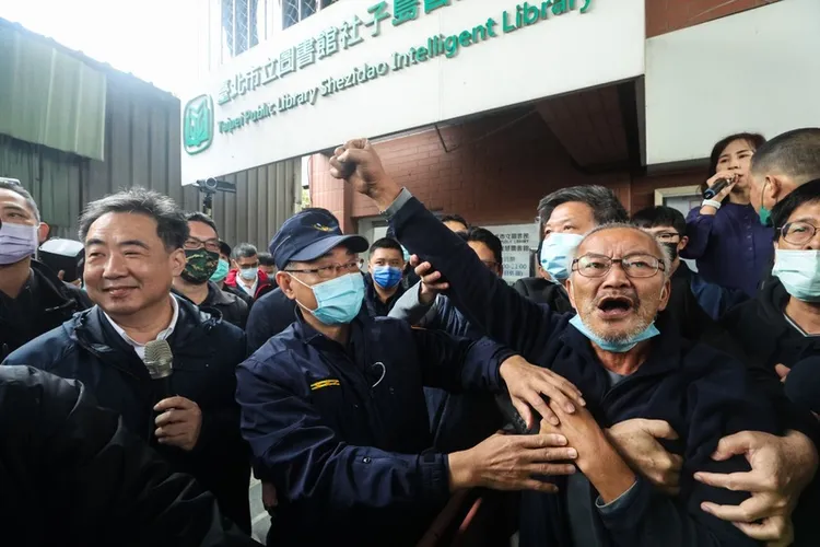 地政局長陳信良（左）發言遭社子島自救會成員打斷。中央社