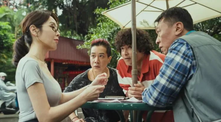 天心大方秀身材，讓薛仕凌、李銘順、游安順心花朵朵開。大慕影藝、華映娛樂提供