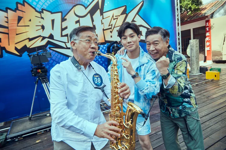 陳廷軒（中）戲裡擔任梁修身（左）與朱陸豪組成的「銀色原子永勝隊」經紀人。客台提供