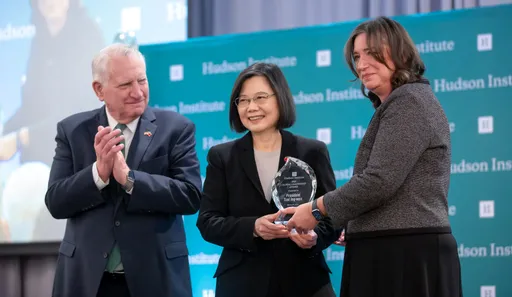 《華爾街日報》對比出訪待遇 蔡英文在美低調避受訪、馬英九受中國官媒報導