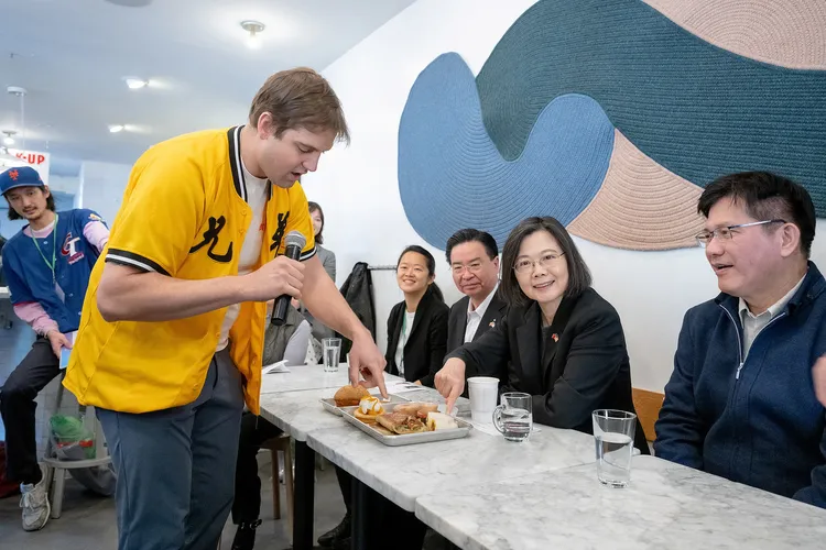 蔡英文在美期間，與當地台裔或美國年輕人互動，但避免接受外媒訪問。路透社