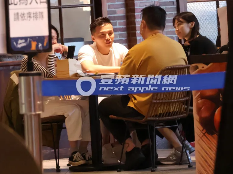 2女在旁聆聽阿緯（左）說話。特勤中心攝