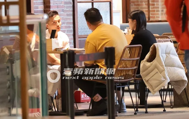 棒棒堂阿緯（左）與1男2長短髮妹喝下午茶，double dating的一種節奏。特勤中心攝