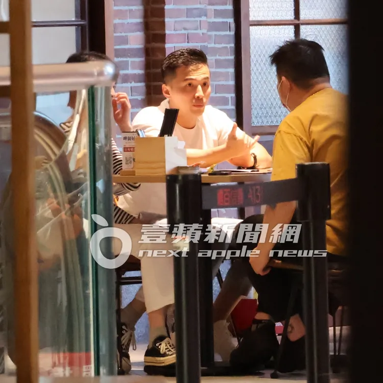 阿緯（左）用手勢加強講話語氣。特勤中心攝