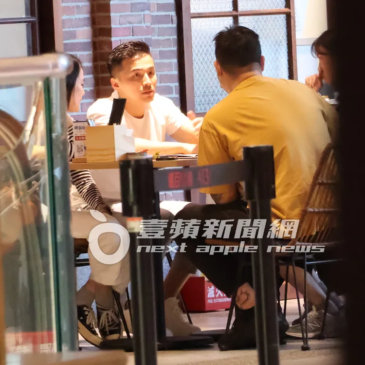 阿緯（左）表情突然嚴肅，認真聽大家講話。特勤中心攝