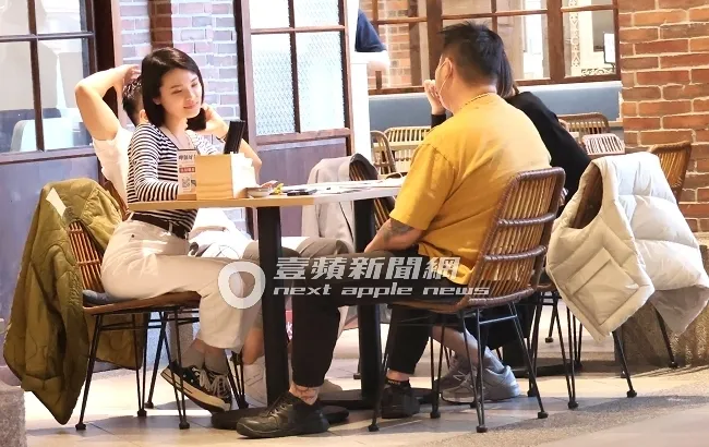 小王淨（左）陪一手跨在椅背露出胳肢窩的阿緯講電話，十分有型。特勤中心攝