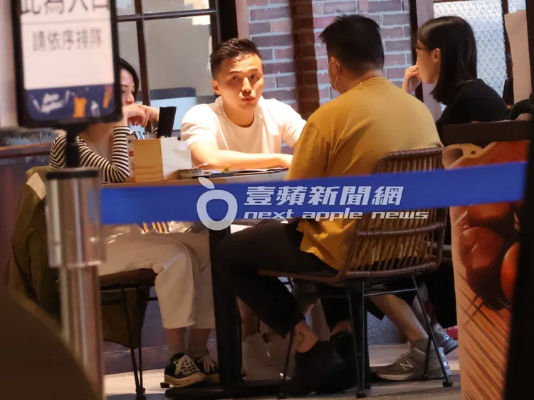 阿緯（左）和大家在討論新餐廳「忠青商行」的菜單。特勤中心攝