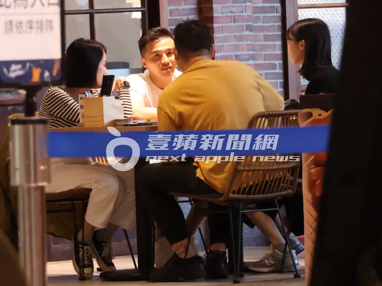 會議時間足足有1小時之久，可見阿緯（左二）對新餐廳的重視。特勤中心攝