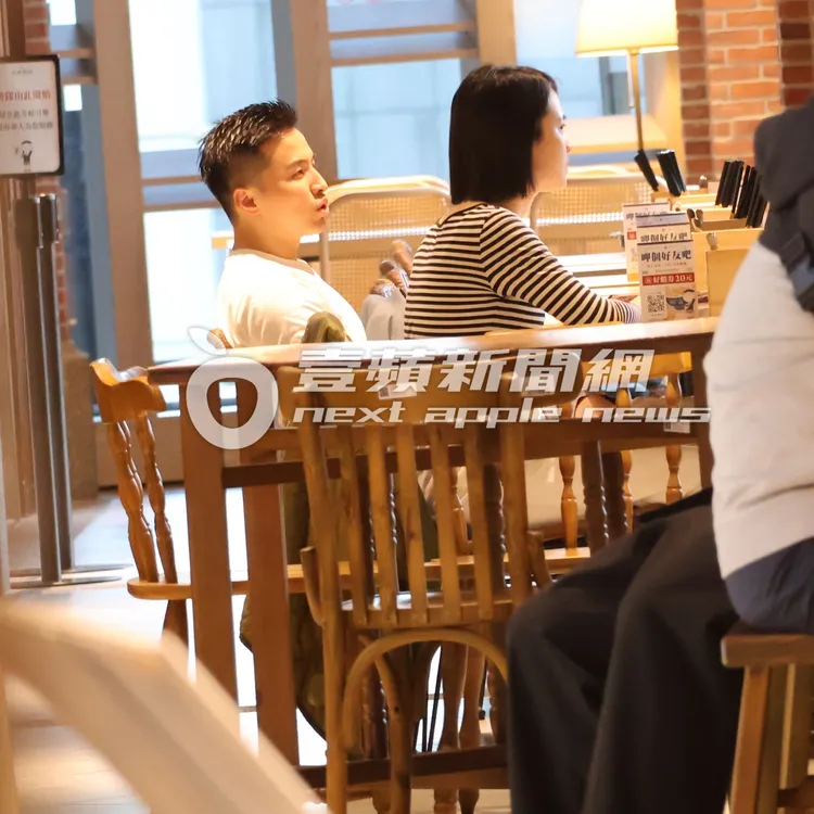 阿緯（左）身穿白色短T桖，灰色西裝褲，化身白馬王子和2女聊得不亦樂乎。特勤中心攝