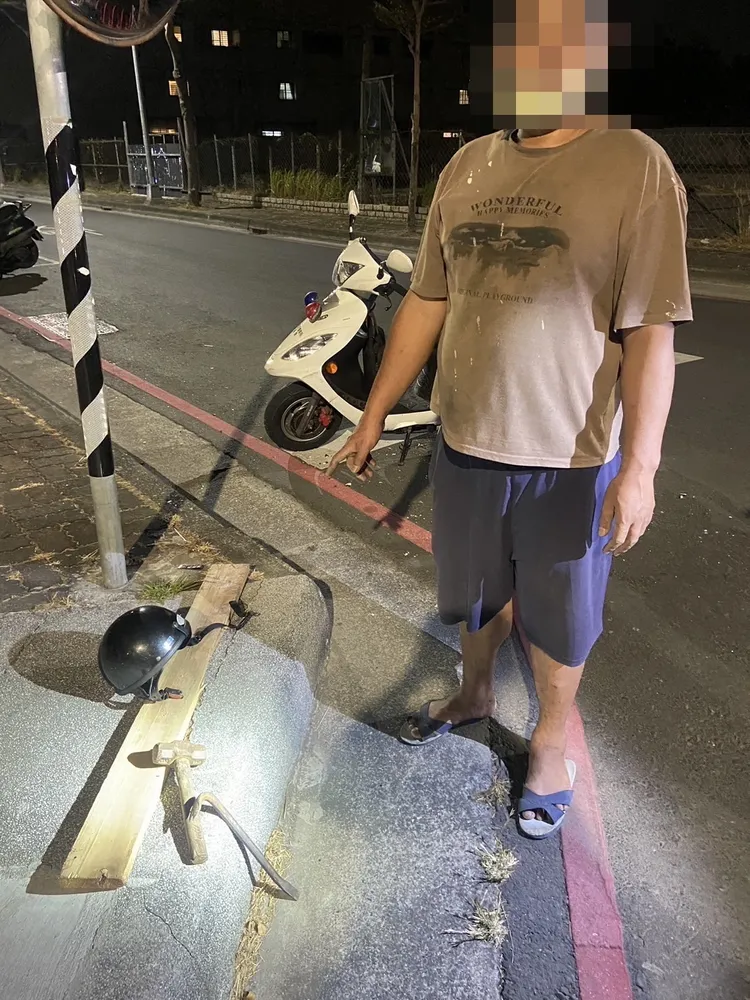 嫌犯說鐵撬及鐵鎚等工具是路邊撿的，警嘆「有這麼剛好？」翻攝畫面