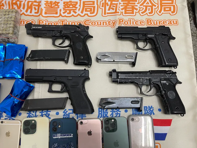 警方搜出槍彈。翻攝畫面