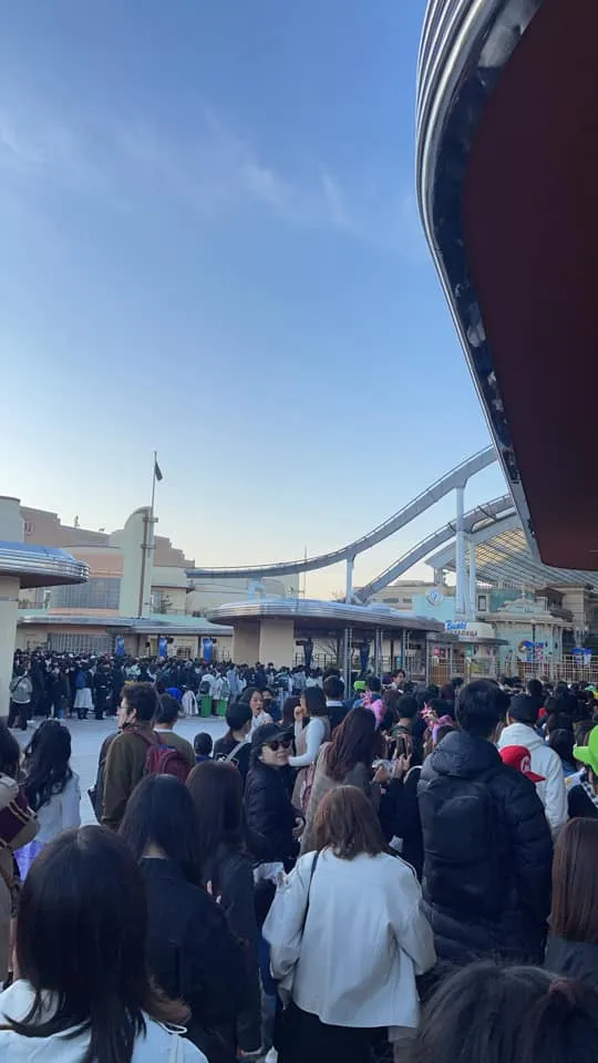 日本連假去玩有多慘烈!滿滿人頭照曝光。翻攝臉書「環球影城分享交流買賣」