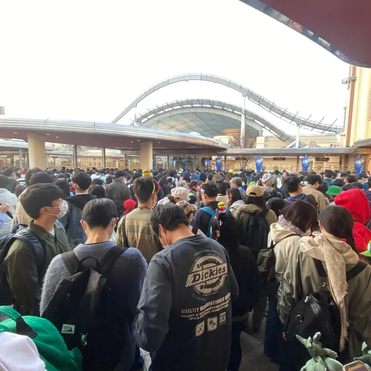 日本連假去玩有多慘烈！滿滿人頭照曝光。翻攝臉書「環球影城分享交流買賣」