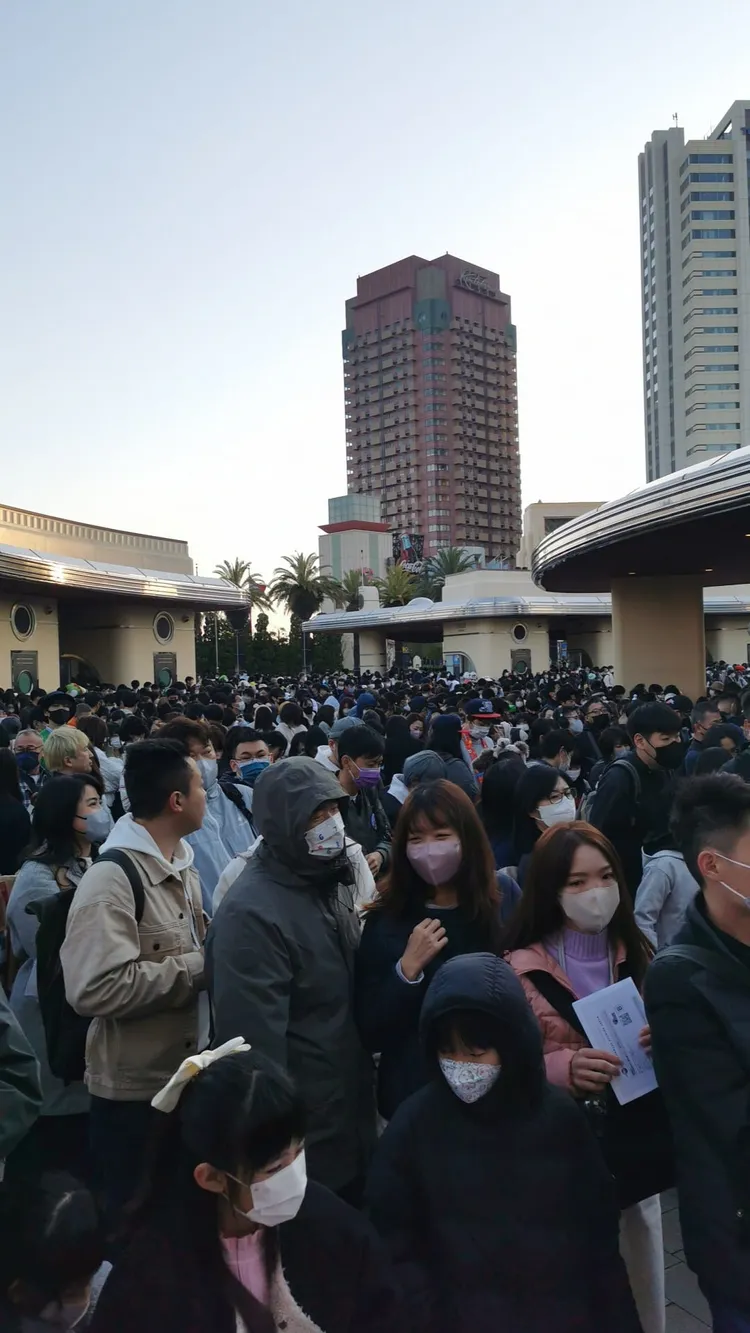 日本連假去玩有多慘烈！滿滿人頭照曝光。翻攝臉書「環球影城分享交流買賣」