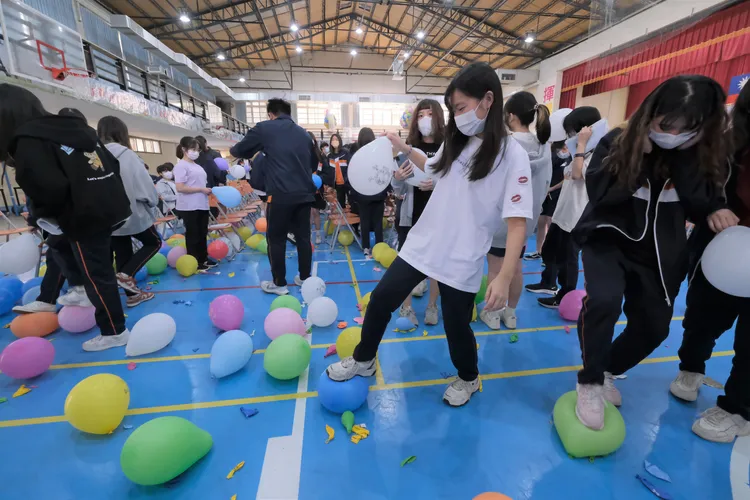 六家高中師生，共同擊破象徵霸凌的氣球，展現拒絕霸凌的態度與主張。新竹縣府提供