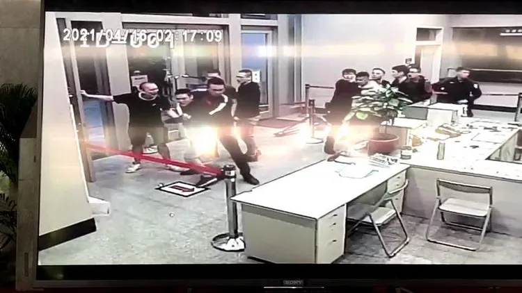 黑衣人闖入派出所引發松山之亂。翻攝照片