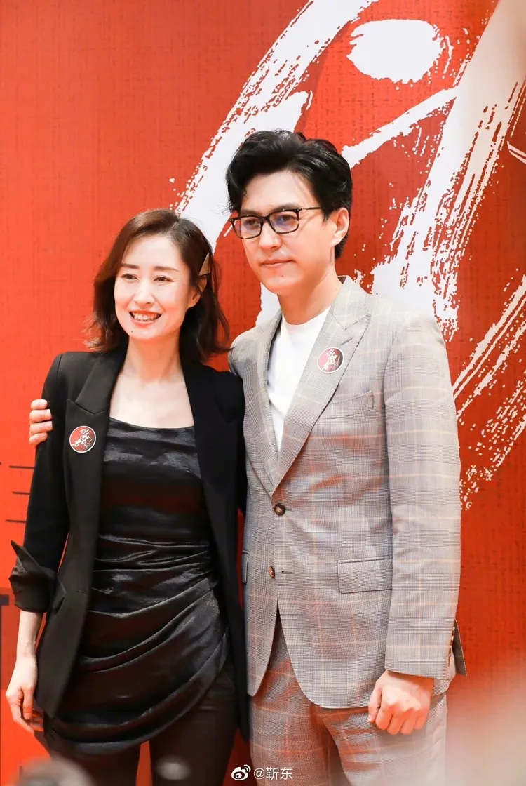 靳東（右）和劉敏濤的《偽裝者》頗受歡迎。翻攝靳微博