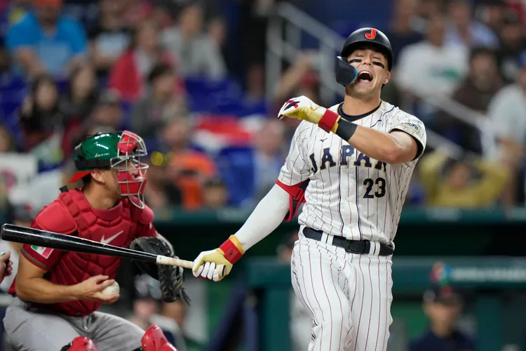 日本隊的美日混血外野手努特巴爾；圖為20日日本對墨西哥之戰。美聯社