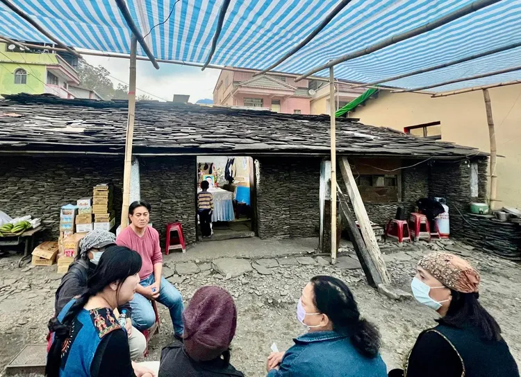 伍麗華在家徒四壁的鍾老先生家慰喪。翻攝伍麗華臉書