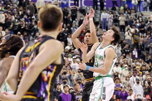 離英雄只差一步?呂蔡瑜倫最後3分球出手惹議 艾夫伯並未苛責