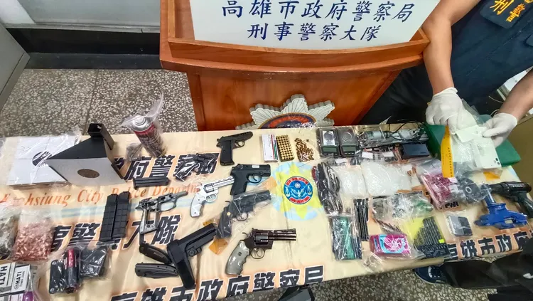 警方查獲大批槍毒。翻攝畫面