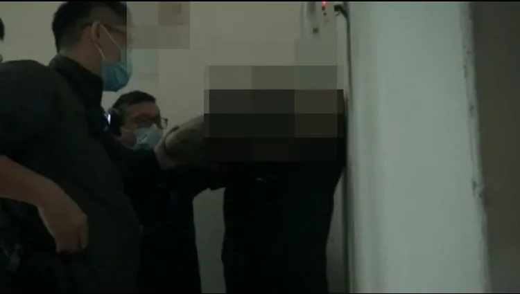 警方攻堅查槍毒。翻攝畫面 