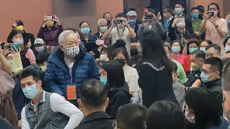 高嘉瑜出席賴清德政見會時被民進黨支持者痛批。翻攝自音地大帝臉書